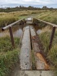 Eine Brücke bestehend aus zwei Stahlträgern ist auf der Gegenseite abgerutscht und die Träger liegen dort im Wasser