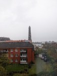 Neuer Leuchtturm hinter nasser Fensterscheibe