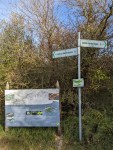 Schild zur Bedeutung der Wasserdelle, der Wasservorrat von Borkum. Außerdem ein Wegweiser: Links geht es zum Zentrum über die Norddünen 2,7 - und rechts zum Ostland über Norddünen 3,1