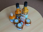 Mitbringsel-Beutezug zwei große Flaschen, eine kleinere Apothekenflasche und 3 Gläschen, außerdem zwei Beutel mit Sanddorn-Inhalten