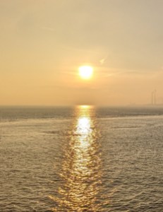 Aufgehende Sonne über Wasser