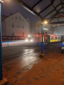 Einfuhr der Inselbahn mit Licht am Borkumer Bahnhof
