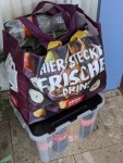 Gepackte Vorräte
Oben in einer großen Tragetasche Esssachen und unten in einer Kunststoffbox Getränke
