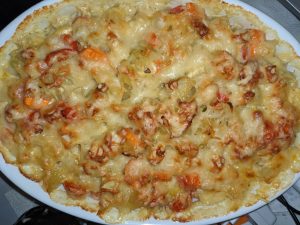 Aufflaufform voller Inhalt mit überbackenem Käse