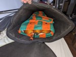 Blick in die Djembe-Tasche, in der die alte Drehleiertasche samt Drehleier geradezu verschwindet