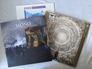 Drei Platten-Hüllen und eine CD der Gruppe MONO: Die CD ist "MONO - GONE / A collection of EPs 2000_2007" Die anderen Hüllen sind von "Beyond the Past - MONO Live in London with the Platinum Anniversary Orchestra"; "Requiem for Hell" und "Heaven Vol. 1"