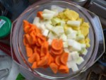 Glasschüssel mit klein geschnittenen Karotten-, Kohlrabi- und Kartoffelstücken