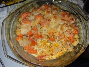 Kartoffel-Kohlrabi-Gratinversuch in Glasschüssel, mit Käse überbacken. Der Käse ist schön angebräunt. Auch hier ist nun etwas Flüssigkeit in der Schüssel zu sehen,