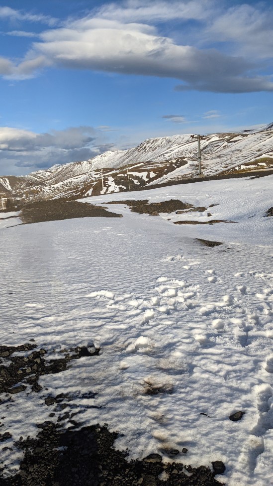 Berghänge und Schneefelder Nun sind keine Schatten mehr sichtbar