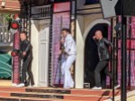 Ein Elvis-Imitator im silbernen Elvis-Kostüm mit zwei Tänzern auf der Bühne