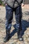 Meine Hose, die im Oberschenkelbereich dunkel vor Wasser ist