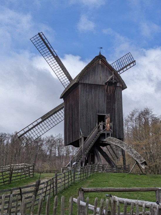 Große braune Holz-Windmühle