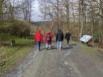 Neine Nichte, meine Neffen und meine Mutter von hinten auf deinem Weg im Hessenpark. Rechts neben dem Weg steht ein Plan vom Hessenpark
