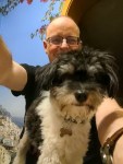Ich und vor und auf mir ein kleiner Hund