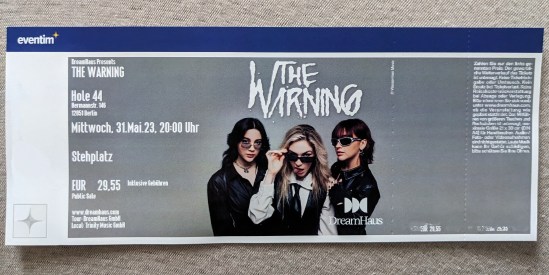 Fan-Eintrittskarte zum Konzert der Band The Warning im Hole 44 in Berlin am Mittwoch, den 31. Mai 23 ab 20 Uhr. Zu sehen sind von links nach rechts Ale, Dany und Pau. Alle drei mit Sonnenbrillen und Dany streckt noch zusätzlich die Zunge raus.