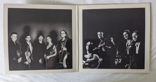 Doppelseite innen der Platte Signs of Life von Neil Gaiman und dem FourPlay String Quartet, mit jeweils einem Foto auf jeder Seite der Künstler zusammen
