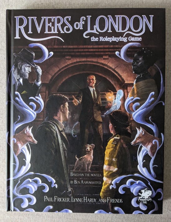 Cover des Rivers of London RPG. Peter Grant und der Hund Toby stehen vor einem Torbogen