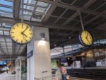 Zwei Uhren am Bahnhof Berlin Südkreuz hängen nebeneinander. Die eine zeigt sechs Minuten nach 4 an, die andere sechs Minuten nach 5.