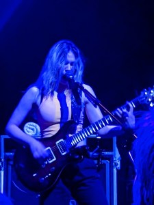 Dany am Singen und Gitarre spielen