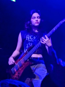 Ale mit ihrem Bass und ACDC-T-Shirt