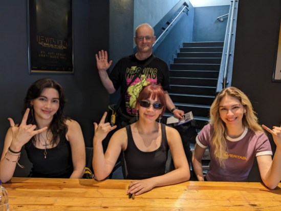 Ich hinter den Ladys von The Warning von Links nach Rechts: Ale, Pau und Dany