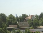 Blick auf Bäume und Häuser - im Hintergrund ist der MDR-Tower von Leipzig zu sehen