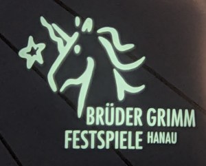 Eine Einhornkopf-Silhouette und Stern, darunter steht Brüder Grimm Festspiele Hanau