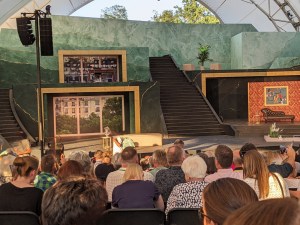 Bühne zu TARTUFFE Eine große Treppe wie eine Showtreppe in der Mitte der Bühne. Links eine zweite Spielebene, zu der ganz links boch eine Treppe hochgeht. Alles leicht möbliert Rechts neben der Showtreppe ist nochmal eine mögliche Spielebene. Etwas höher gelegen als die Ebene links.