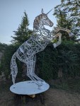 Einhorn-3D-Skulptur aus Drähten mit Lämpchen