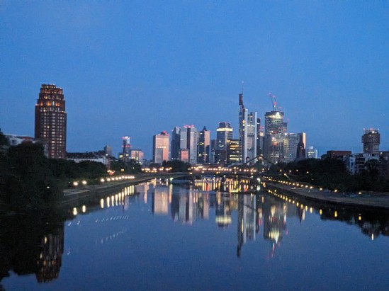 Silhouette von Frankfurt und Main, früh am Morgen, noch fast dunkel