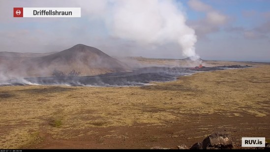 Bildschirmfoto der neuen Eruption Es ist hell, die Uhrzeit zeigt an 2023-07-11 09:33:53 Der Spalt scheint nicht mehr ganz geöffnet, sondern konzentriert sich wohl auf einem Kraterbereich in der rechten Bildhälfte.