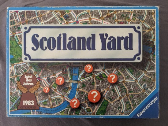 Das Spiel Scotland Yard von Ravensburger. Markiert mit "Spiel des Jahres 1983 - Kritikerpreis" Der Spielekarton ist an den Kanten schon ziemlich abgestoßen.