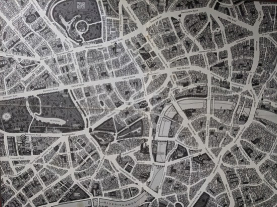Schwarz-weiß-Stadtplan von London aus dem Spiel Scotland Yard. Hier sind die Straßen mit den Straßennamen beschriftet.