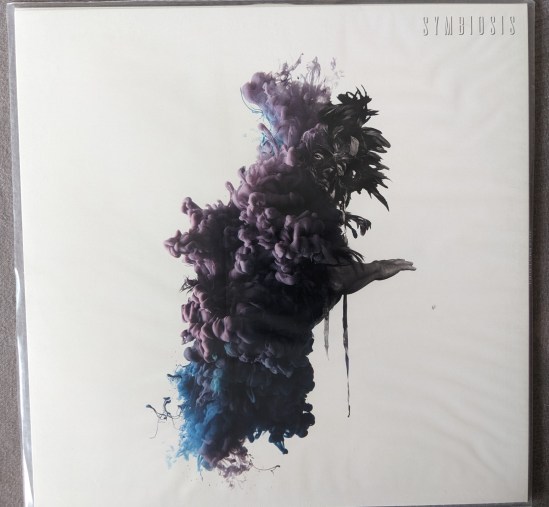 Cover der LP SYMBIOSIS von NORDIC GIANTS Das Cover ist weiß und im Bildmittelpunkt ist ein Wesen zu sehen - eine Symbiose aus Pflanze, Wolken und Mensch - zumindest wirkt es wolkig.