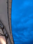 Der Zeltrand über mir und grauer, dunkler Himmel dahinter