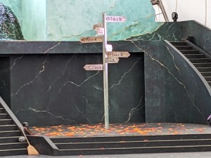 Wegweiser auf der Bühne mit acht verschiedenen Richtungen zum Glück