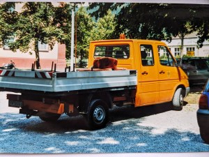 Pritschenfahrzeug des Bauhofs von Rottweil, mit Requisiten beladen