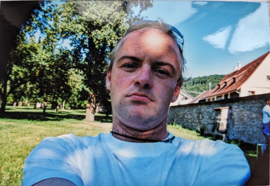 Versuch eines Selbstportraits mit der neuen Kamera am Wasserschloss in Glatt