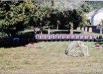 Aufgebaute Bühnenteile und Stühle am Wasserschloss Glatt