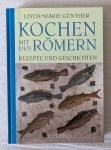 Buch mit dem Titel KOCHEN mit den RÖMERN Rezepte und Geschichten von Linda-Marie Günther vom C.H.Beck-Verlag Zu sehen sind 6 verschiedene Fische auf Mosaik