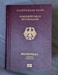 Deckblatt eines Reisepasses Die Aufschrift: EUROPÄISCHE UNION BUNDESREPUBLIK DEUTSCHLAND -Adler- REISEPASS