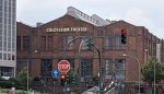 Der grosse Bau des Colosseum Theaters - ein großer brauner Backsteinbau.