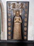 Grabplatte von Elisabeth von Berge senkrecht in die Wand eingelassen Die Platte besteht aus schwarzem Marmor und Alabaster.