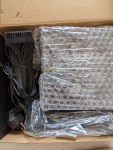 In Luftpolsterfolie verpacktes neues Netzteil - und Kabel.