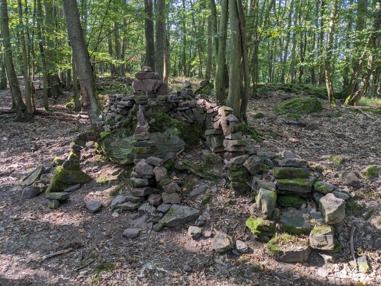 Bauwerk aus Steinen im Wald