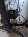 Subwoofer auf kleinem Brett auf kleinen Möbelfüßen