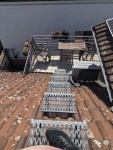 Blick auf Balkon von oben, vom Dach herunter