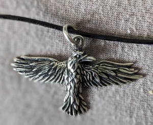 Rabenanhänger aus Silber mit ausgebreiteten Flügeln