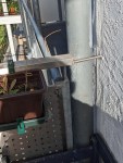 Mein Balkongeländer und der Nachbarbalkon, getrennt durch ein Regenabflussrohr