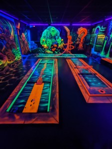 3 Bahnen der Schwarzlicht-Minigolfbahn, samt leuchtend bemalter Wände